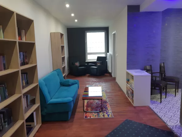 Gemeinschaftsflur der FeWo mit Spielen & Büchern